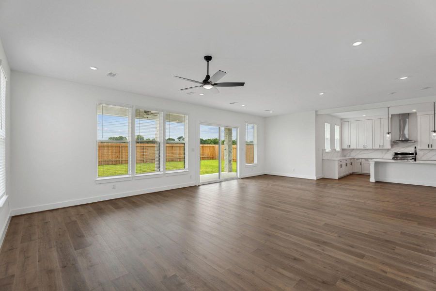Spacious, unfurnished interior of a new home in Hallimore Ranch, Rosenberg (Image 15).