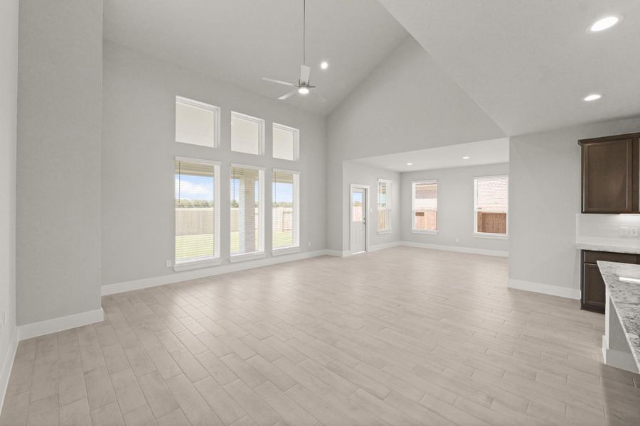 Spacious, unfurnished interior of a new home in Briarwood Crossing, Rosenberg (Image 15).