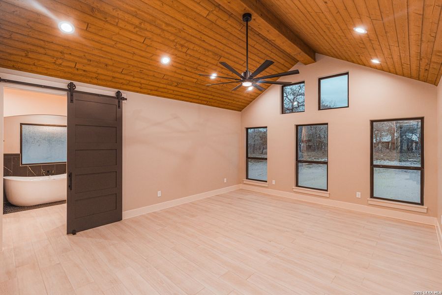 Spacious, unfurnished interior of a new home in , La Vernia (Image 19).