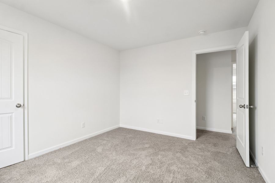 Spacious, unfurnished interior of a new home in Whiskey Run, New Ellenton (Image 8).