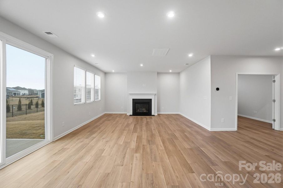 Spacious, unfurnished interior of a new home in Waxhaw Landing, Monroe (Image 26).