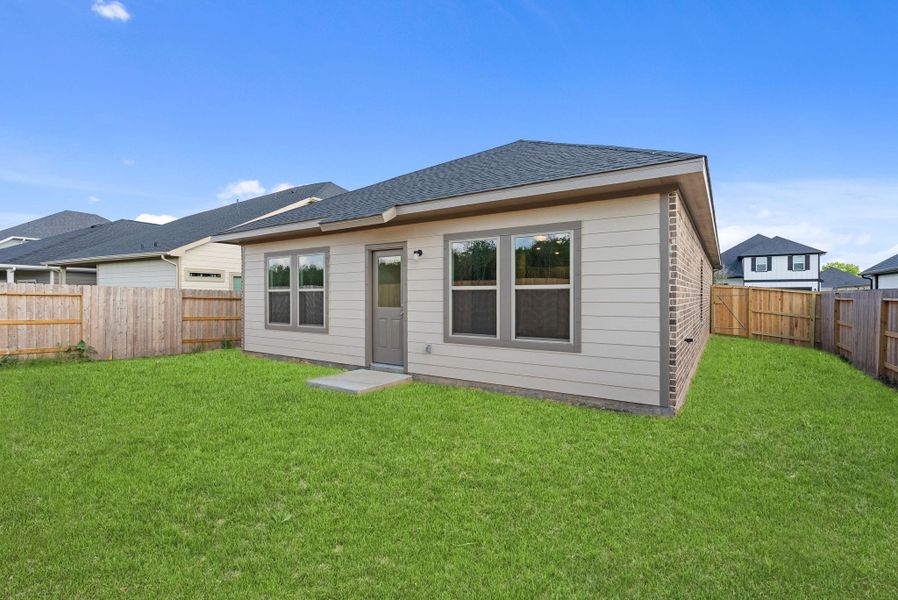 Exterior details and patio area of a home in Laurel Landing, Alvin (Image 3).