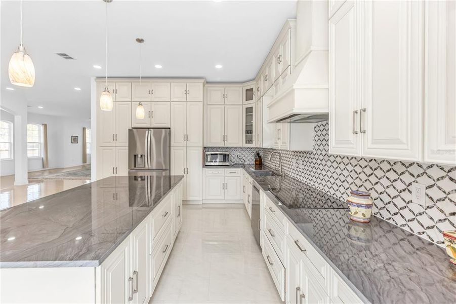 Furnished interior view inside a new home in , Orlando (Image 9).