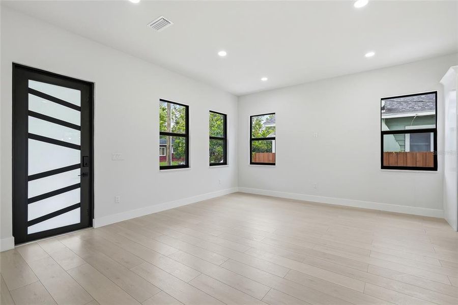 Spacious, unfurnished interior of a new home in , Tampa (Image 19).