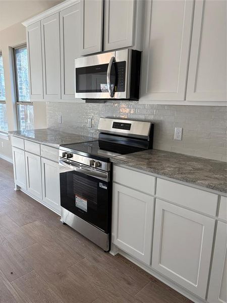 Furnished interior view inside a new home in , Van Alstyne (Image 9).