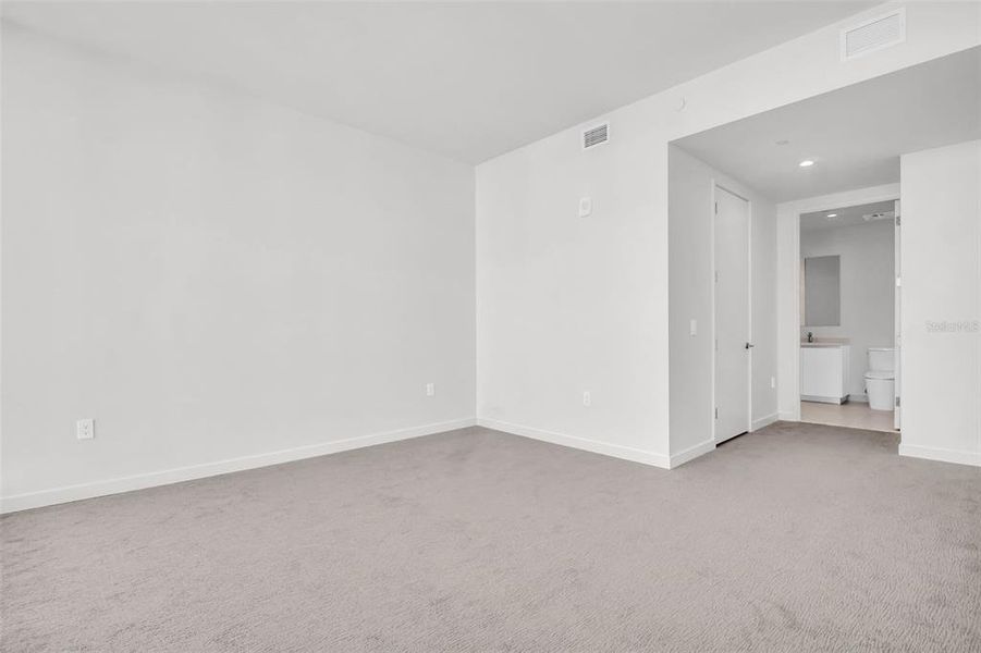 Spacious, unfurnished interior of a new home in , St. Petersburg (Image 49).