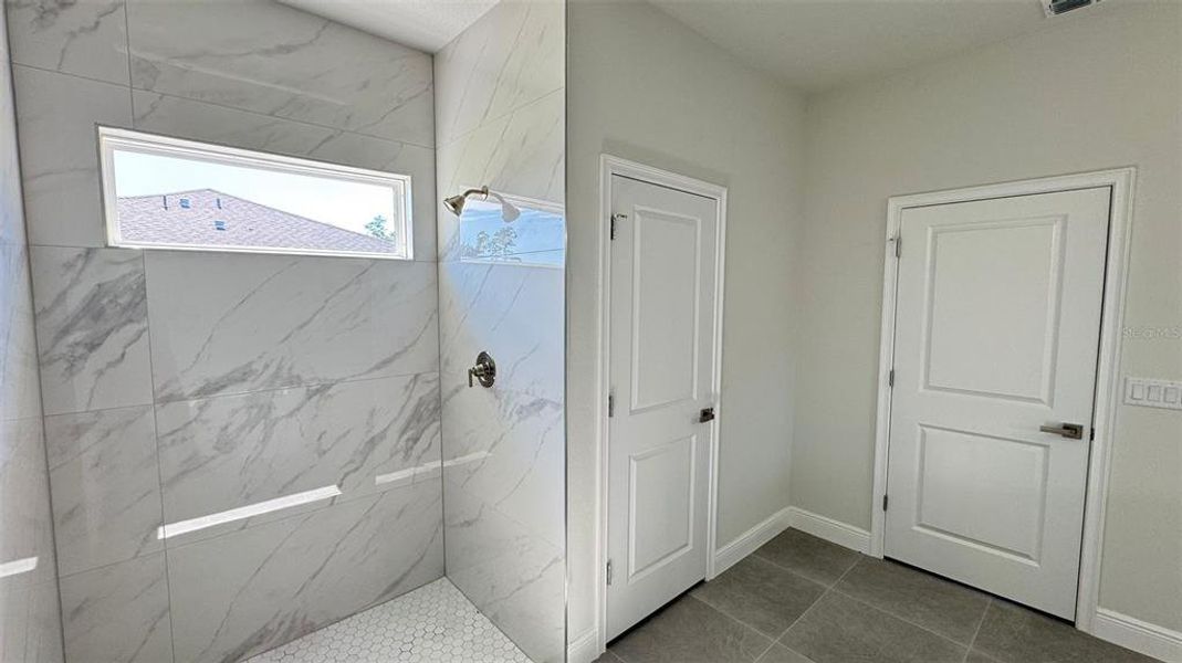 Spacious, unfurnished interior of a new home in , Ocala (Image 13).