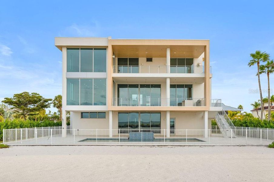 Condo located in Longboat Key, FL showcasing its design and architecture (Image 10).