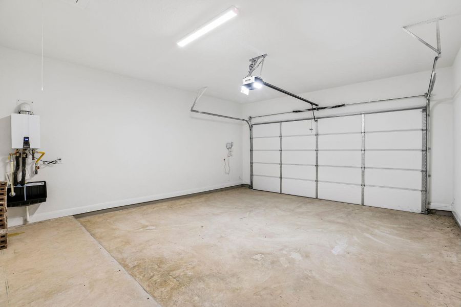 Spacious, unfurnished interior of a new home in 6 Creeks, Kyle (Image 29). Spacious, unfurnished interior of a new home in 6 Creeks, Kyle (Image 29).