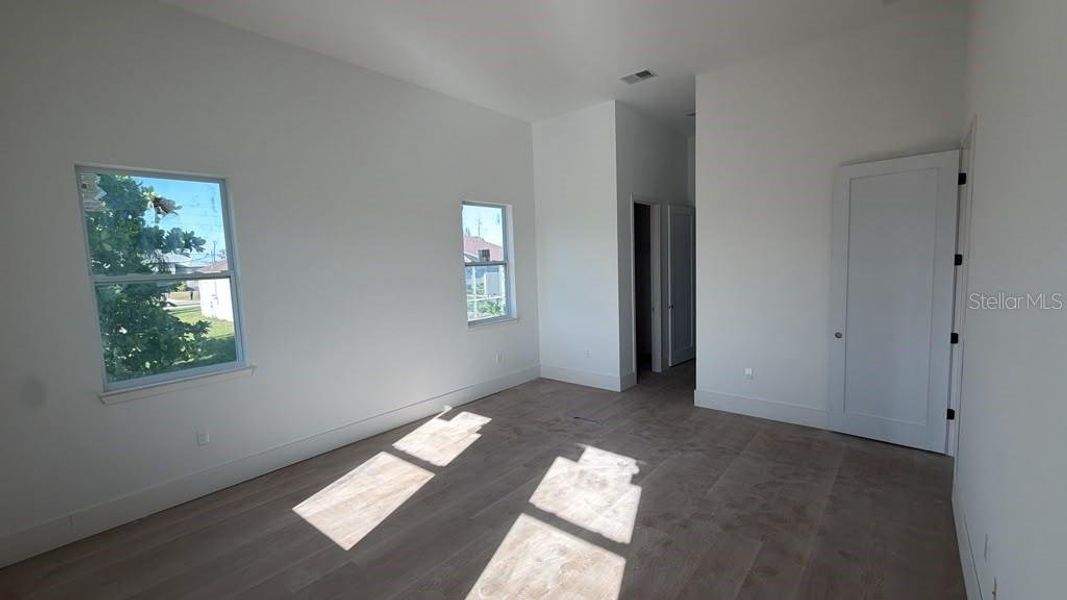 Spacious, unfurnished interior of a new home in , Port Charlotte (Image 15).