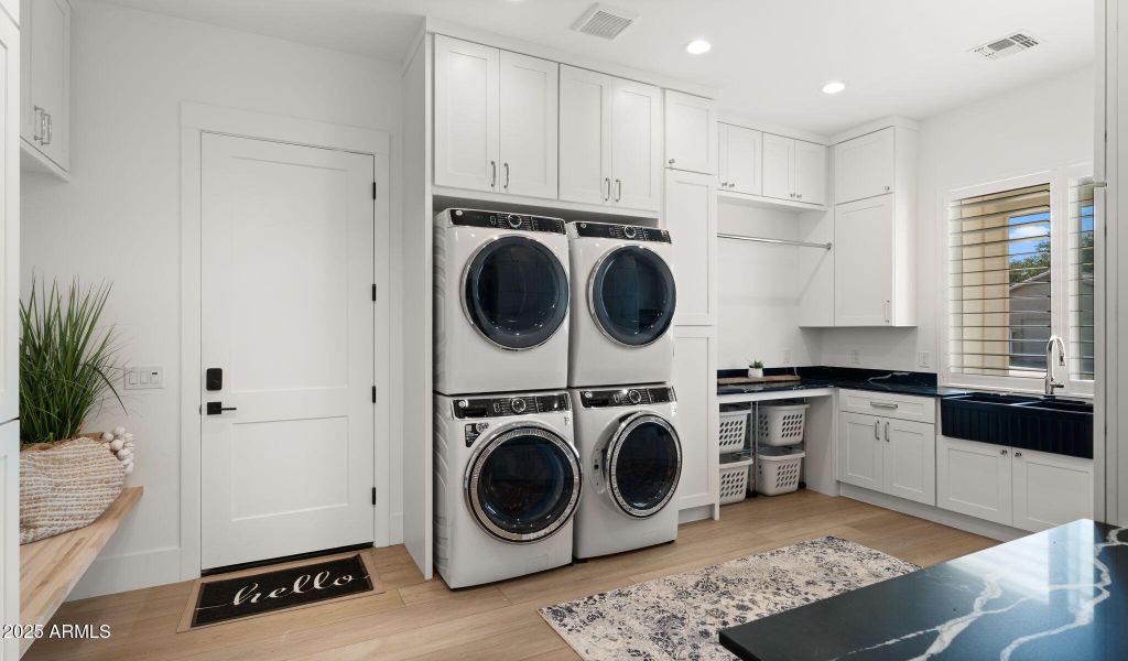 MASSIVE LAUNDRY ROOM! MASSIVE LAUNDRY ROOM!