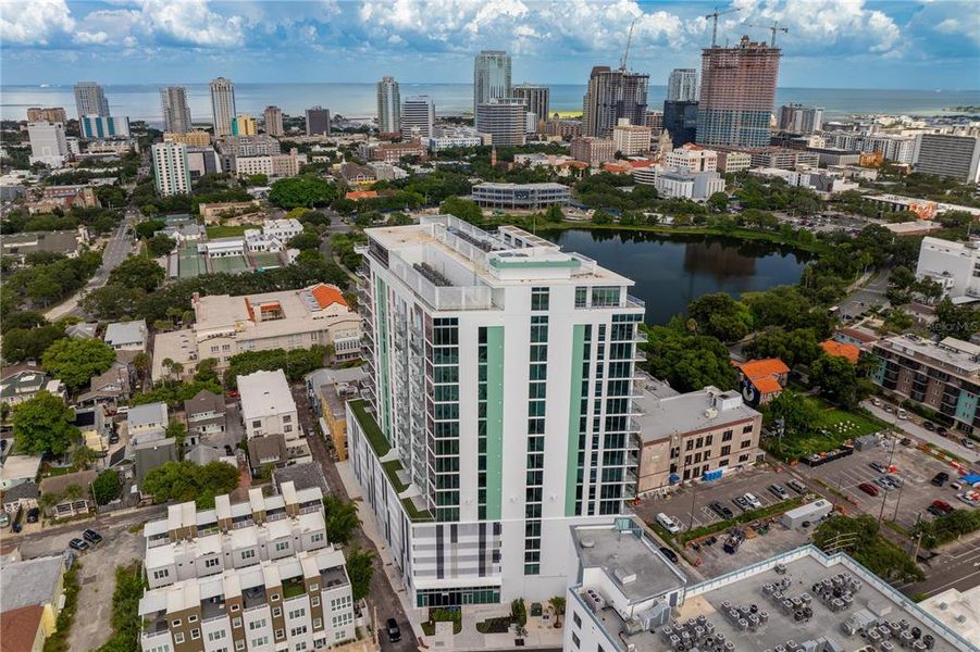 Condo located in St. Petersburg, FL showcasing its design and architecture (Image 46).