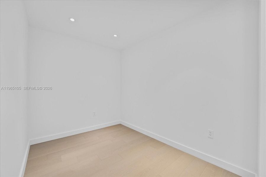 Spacious, unfurnished interior of a new home in , Miami Beach (Image 39).