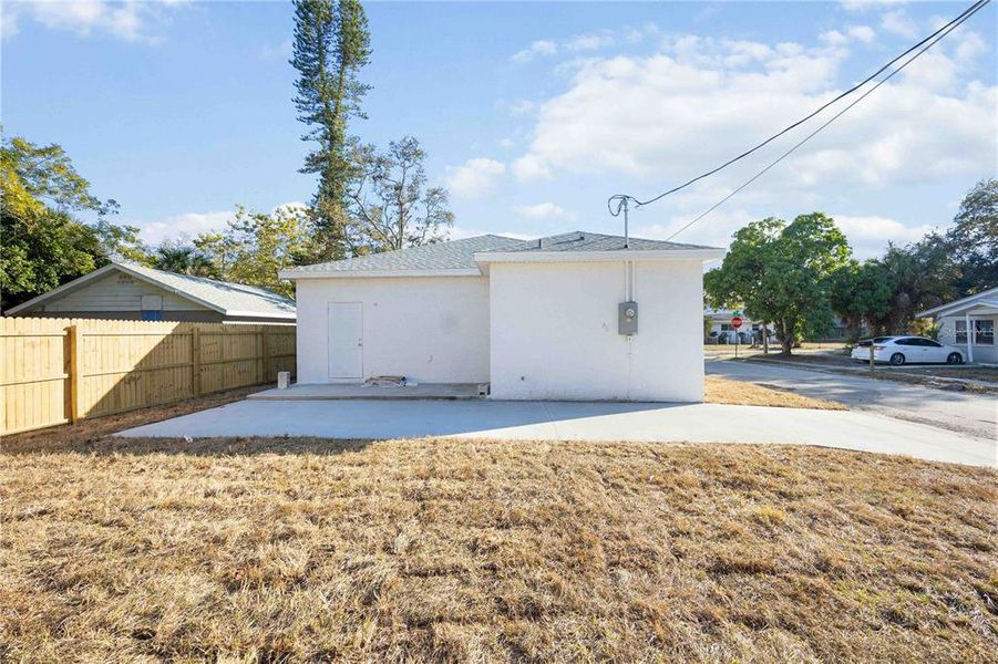 Exterior details and patio area of a home in , Bradenton (Image 3).