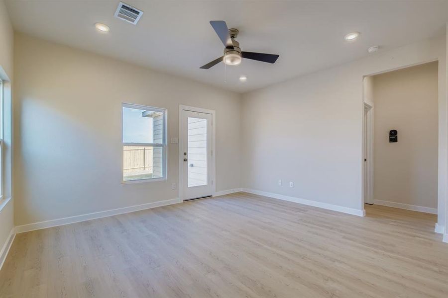 Spacious, unfurnished interior of a new home in Sperling Farms, Ferris (Image 11).