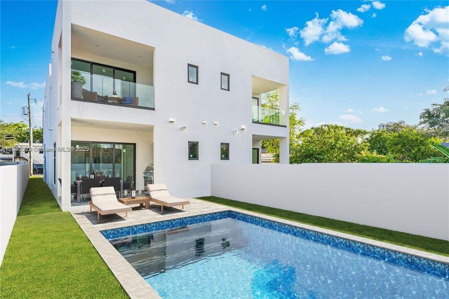 Exterior details and patio area of a home in , Miami (Image 23).