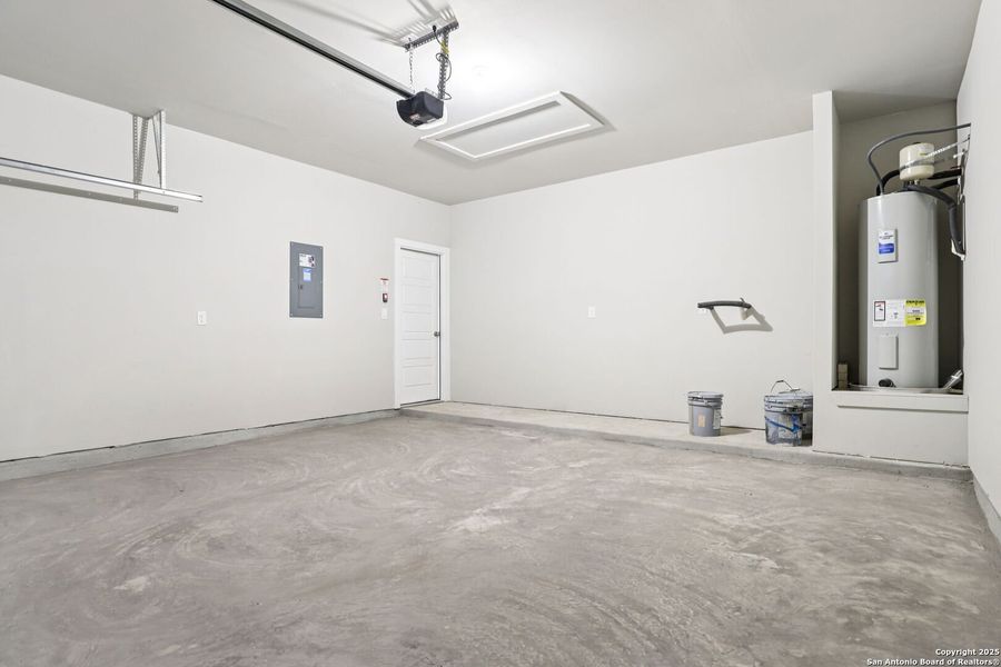 Spacious, unfurnished interior of a new home in Catalina, Converse (Image 36).