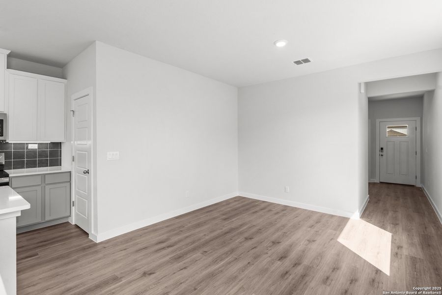 Spacious, unfurnished interior of a new home in Highland Ridge, New Braunfels (Image 16). Spacious, unfurnished interior of a new home in Highland Ridge, New Braunfels (Image 16).