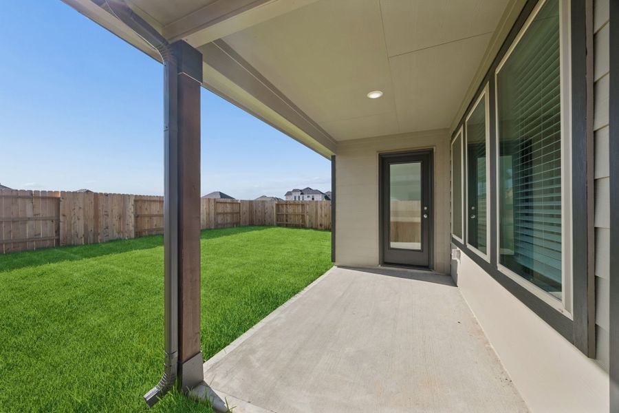 Exterior details and patio area of a home in Riviera Pines, Huffman (Image 3).