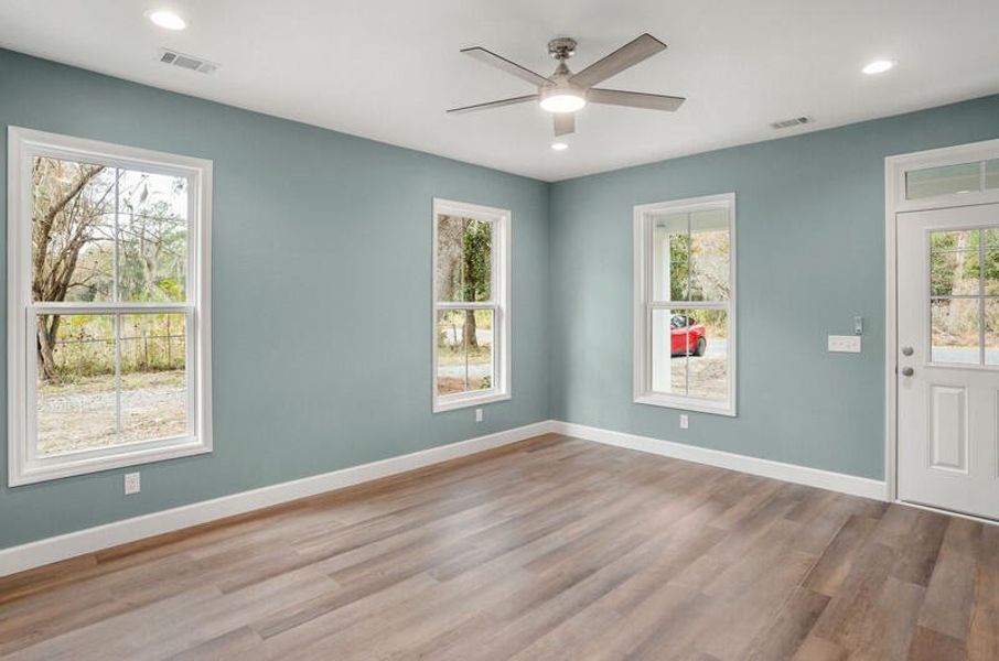 Spacious, unfurnished interior of a new home in , Seabrook (Image 23).