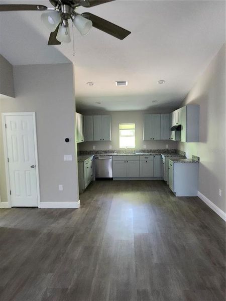 Spacious, unfurnished interior of a new home in , Leesburg (Image 7).