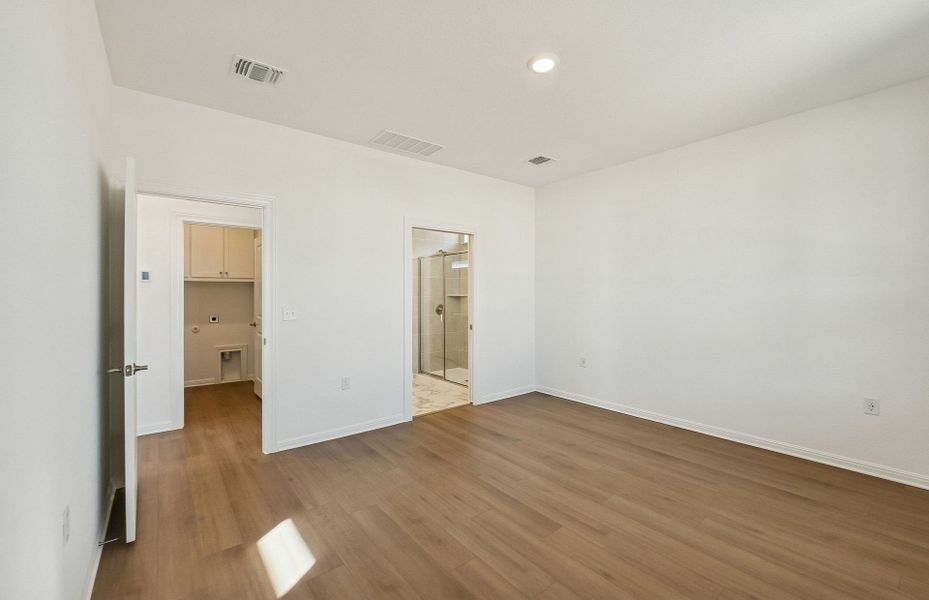 Spacious, unfurnished interior of a new home in Sun City Texas, Georgetown (Image 29).