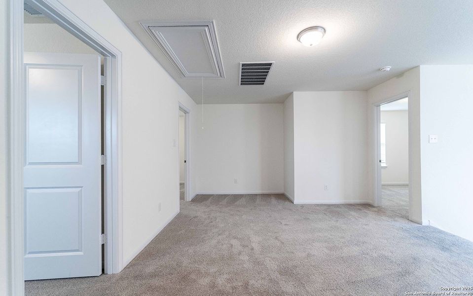 Spacious, unfurnished interior of a new home in Hunter's Ranch, San Antonio (Image 11).