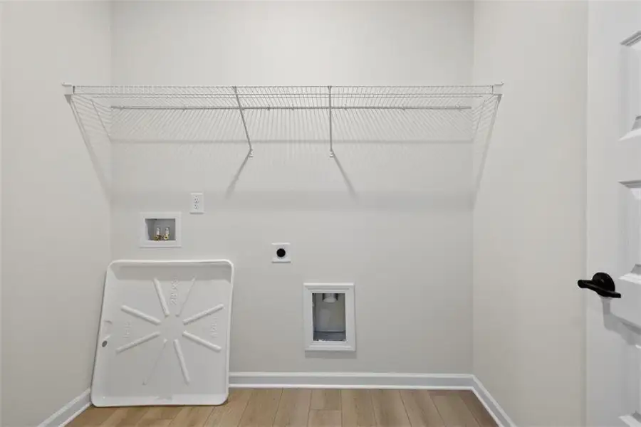 Spacious, unfurnished interior of a new home in Sanders Park, Austell (Image 16).