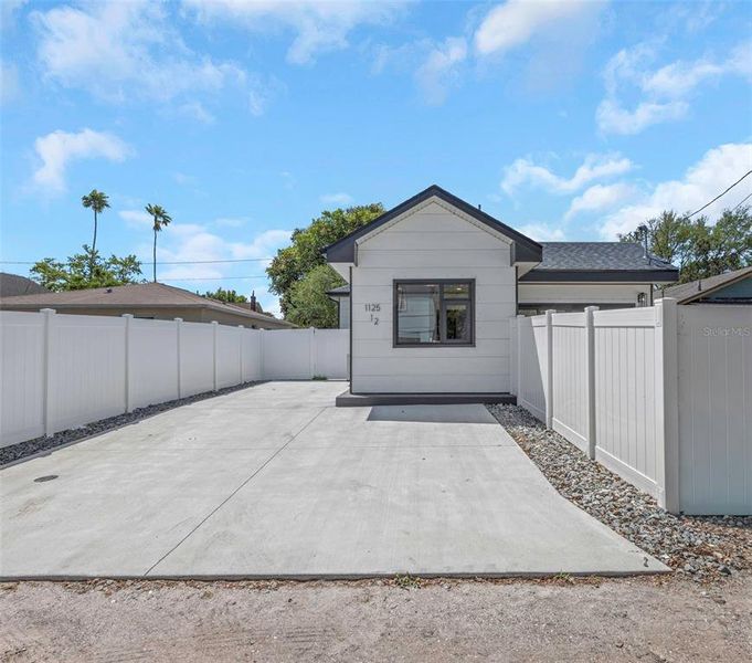 Exterior details and patio area of a home in , St. Petersburg (Image 42).
