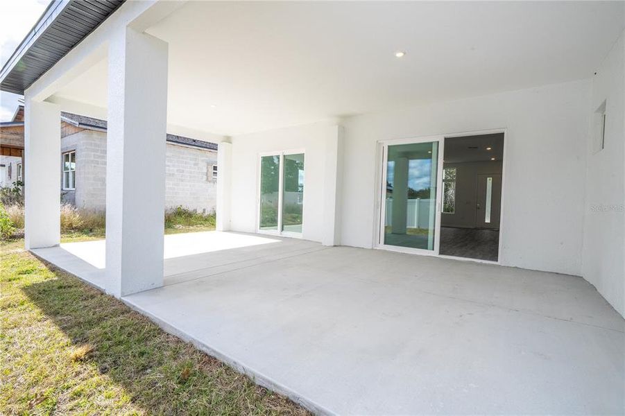 Exterior details and patio area of a home in , Kissimmee (Image 3).