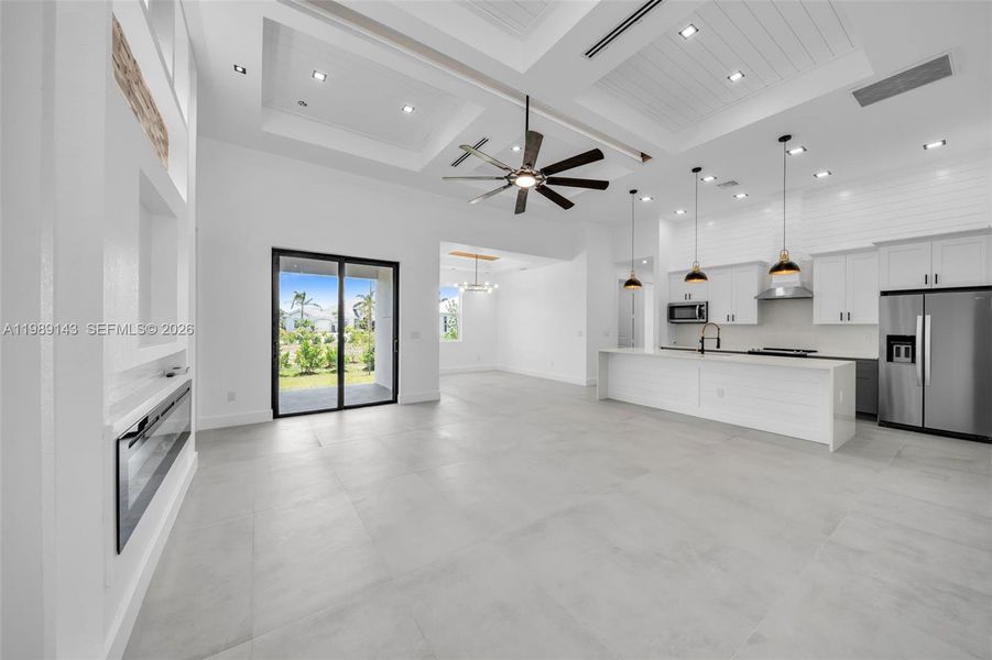 Spacious, unfurnished interior of a new home in , Cape Coral (Image 26).