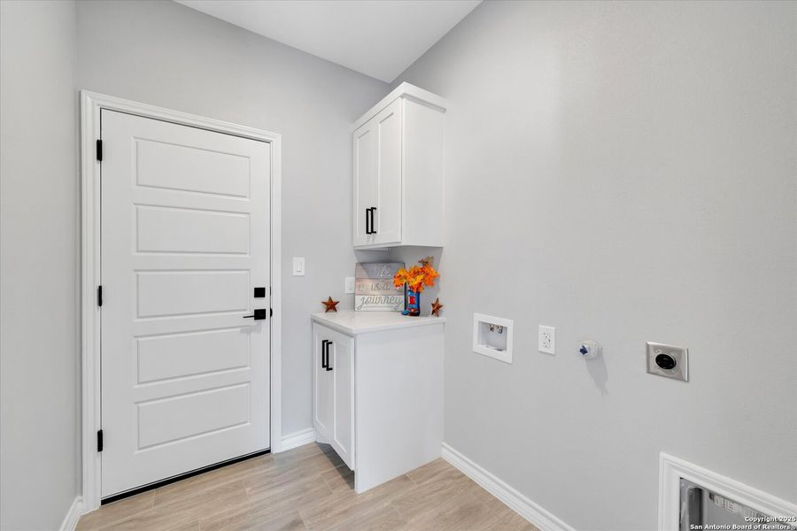 Spacious, unfurnished interior of a new home in , Natalia (Image 27).