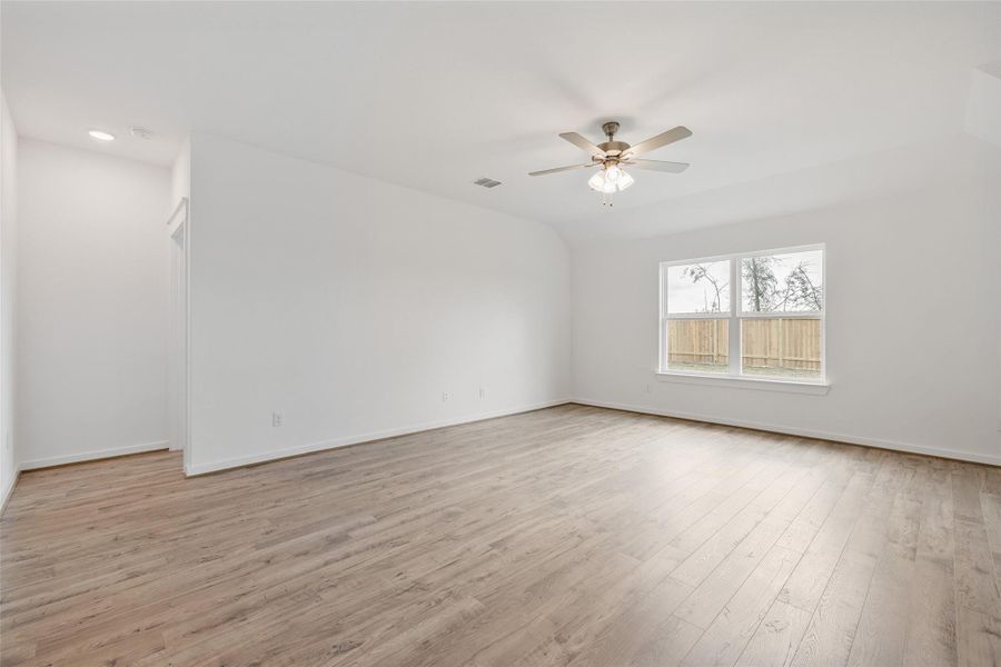 Spacious, unfurnished interior of a new home in Cielo, Conroe (Image 22).