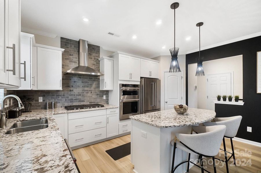 Well designed kitchen with gas cooktop!