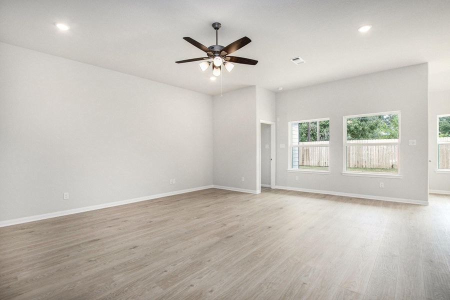 Spacious, unfurnished interior of a new home in , Bay City (Image 24).