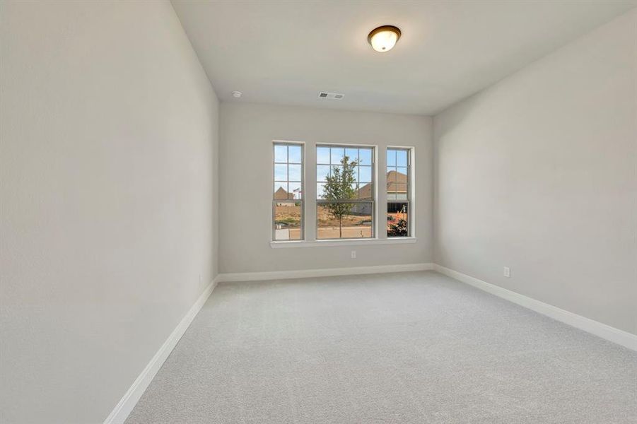 Spacious, unfurnished interior of a new home in Myrtle Creek, Waxahachie (Image 13).