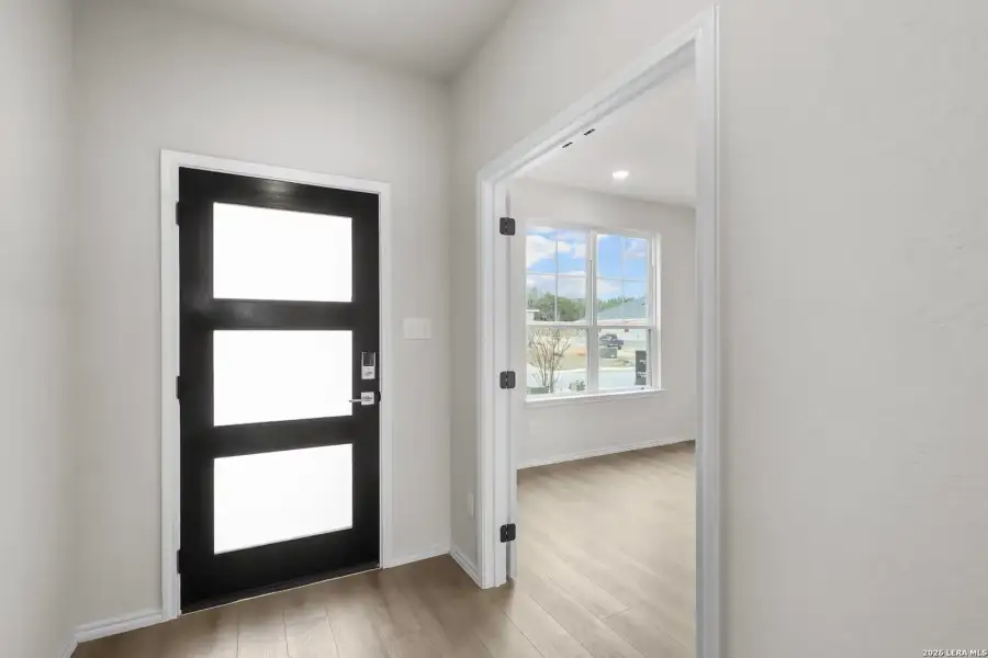 Spacious, unfurnished interior of a new home in Comanche Ridge, San Antonio (Image 16).