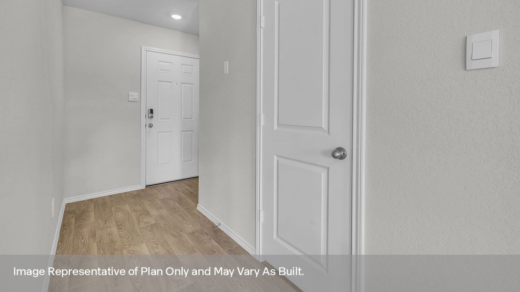 Spacious, unfurnished interior of a new home in Ladera, Luling (Image 17).