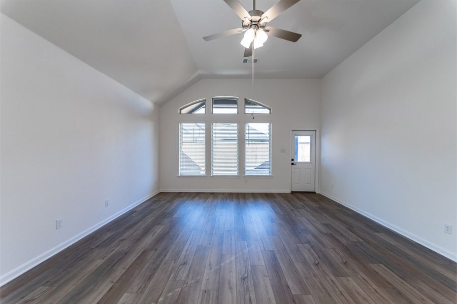 Spacious, unfurnished interior of a new home in La Terra, Celina (Image 19).