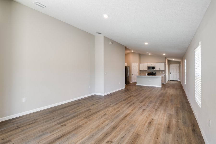 Spacious, unfurnished interior of a new home in Scenic Terrace, Haines City (Image 16).