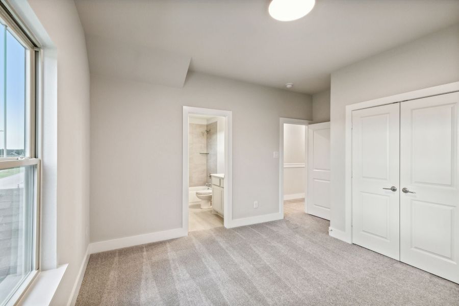 Spacious, unfurnished interior of a new home in Dove Hollow, Waxahachie (Image 25).