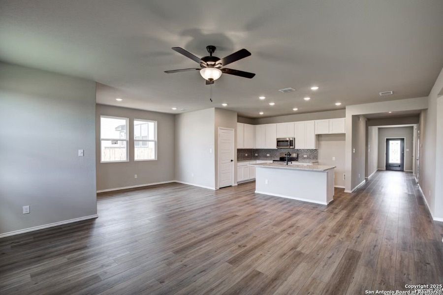 Spacious, unfurnished interior of a new home in Royal Crest, San Antonio (Image 14).