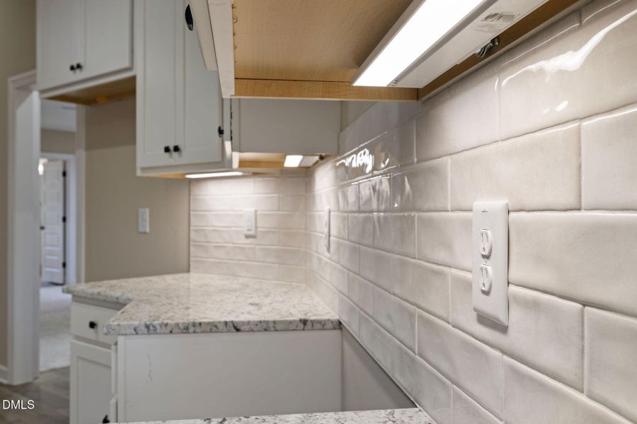 under cabinet lightiing
