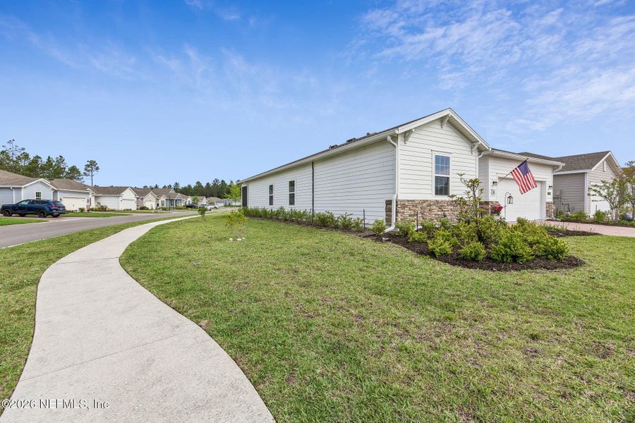 Exterior details and patio area of a home in , Yulee (Image 30).