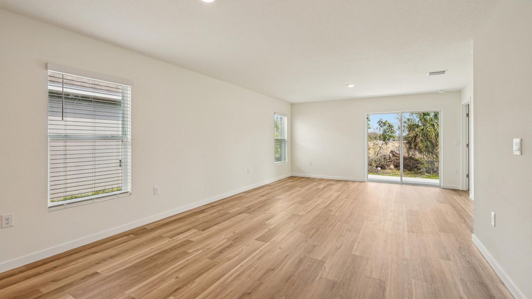 Representative unfurnished interior of a home built from the Alford by D.R. Horton in Somerset Bay, Spring Hill (Image 18).