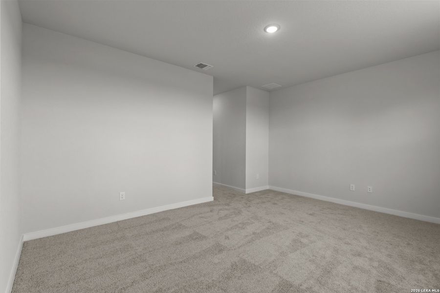 Spacious, unfurnished interior of a new home in Hacienda, San Antonio (Image 12).