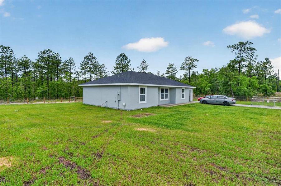 Exterior details and patio area of a home in , Dunnellon (Image 26).