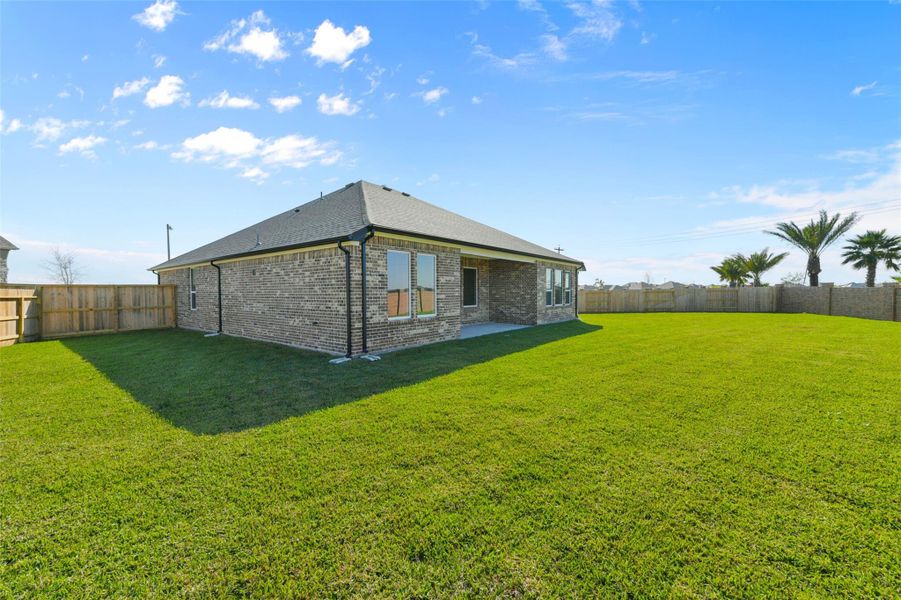 Exterior details and patio area of a home in Lago Mar, Texas City (Image 3).