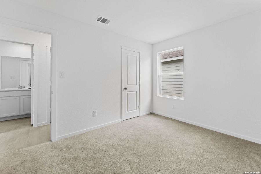 Spacious, unfurnished interior of a new home in Spring Grove, St. Hedwig (Image 13).