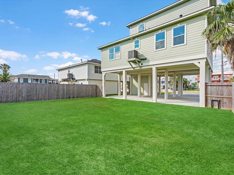 Alternate view of the spacious backyard big enough to fit a large sized pool or afully built out entertaining area! Alternate view of the spacious backyard big enough to fit a large sized pool or afully built out entertaining area!
